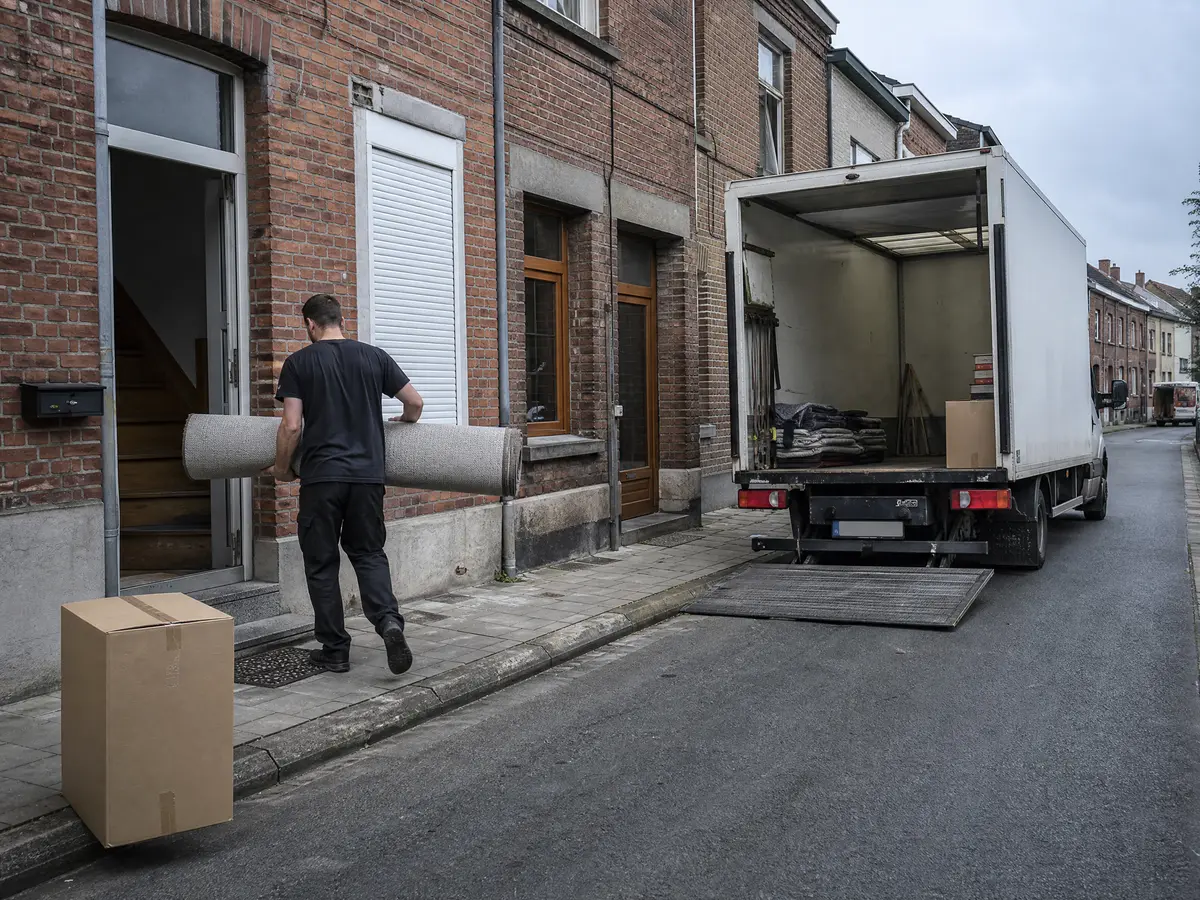 Box truck in front of a terraced house in Aalst during a house clearance
