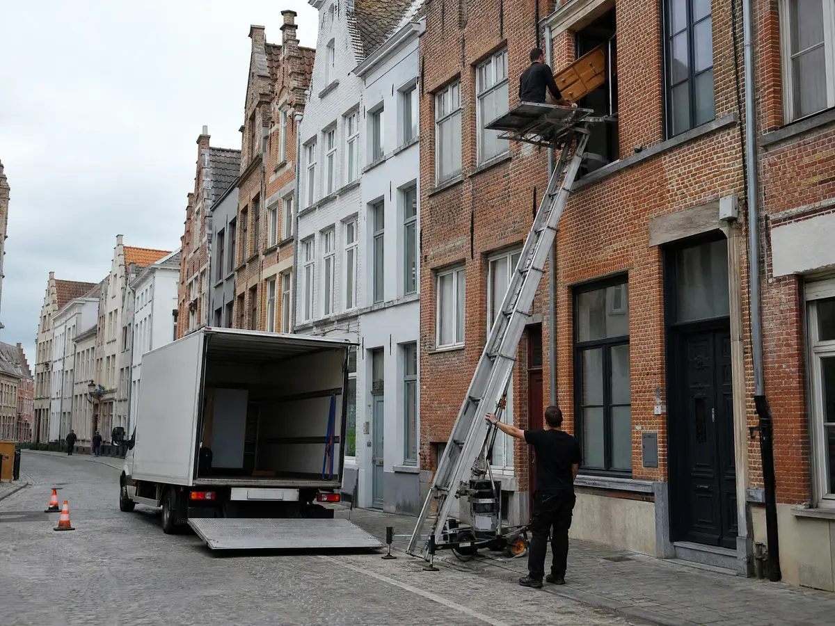 Ladder lift at a narrow townhouse in Mechelen during a house clearance